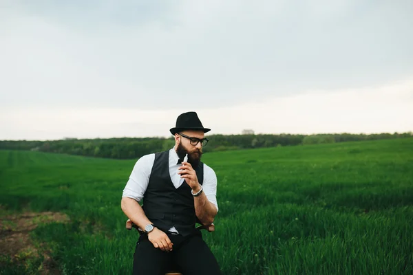 Hombre con barba, pensando en el campo —  Fotos de Stock