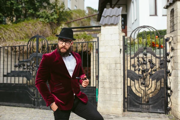 Hombre rico con barba, pensando en los negocios —  Fotos de Stock