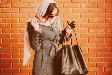 Kız sokakta bir ceket