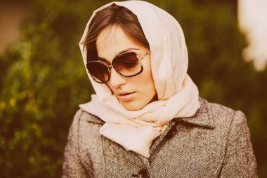 Parktaki bankta oturan kız.