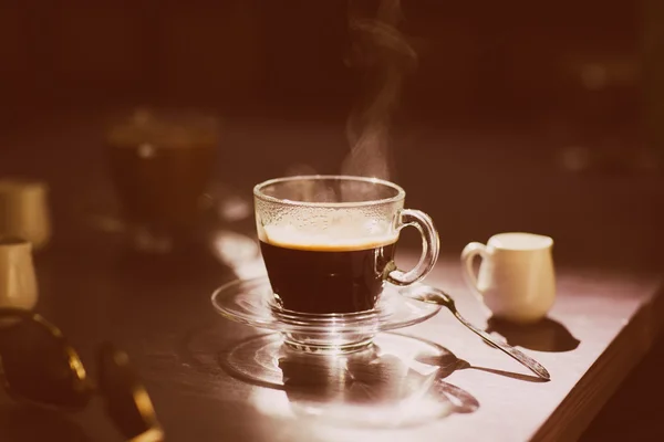 Xícara de café quente na mesa — Fotografia de Stock