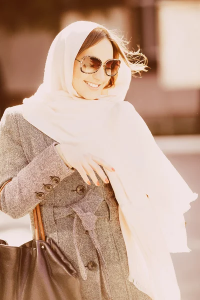 Ragazza in un cappotto per strada — Foto Stock