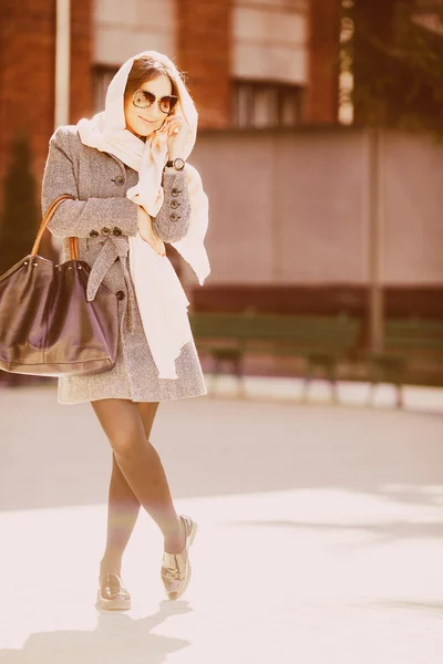 Dziewczyna w płaszcz na ulicy — Zdjęcie stockowe