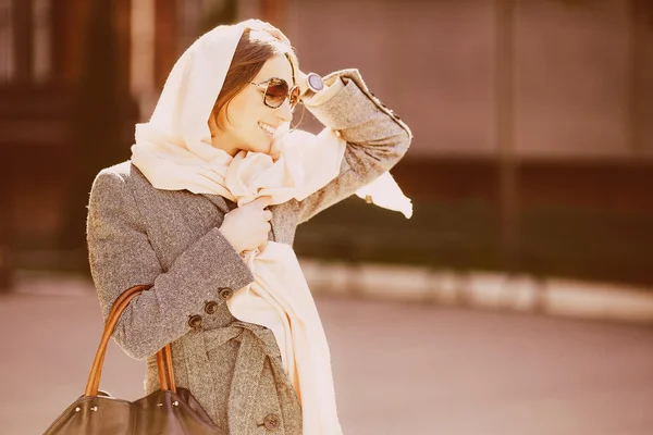 Ragazza in un cappotto per strada — Foto Stock