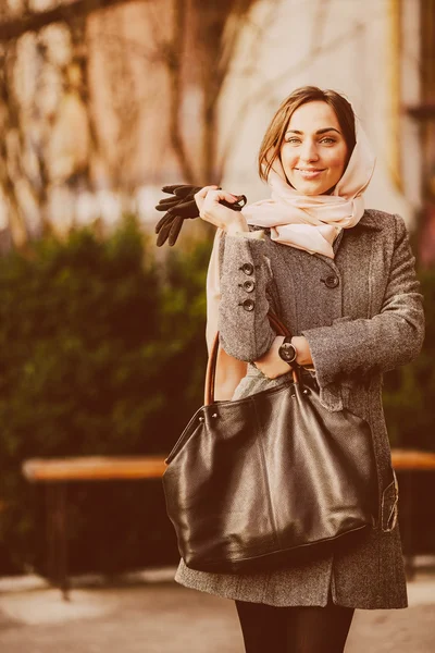 Hermosa chica posando en el parque — Foto de Stock