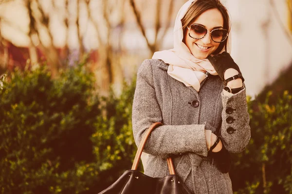 Happy young beautiful girl posing in the park — Stock Photo, Image