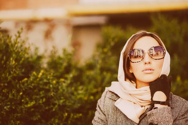 Mädchen sitzt auf einer Bank im Park — Stockfoto