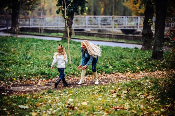 Mère avec fille dans le parc d'automne — Photo