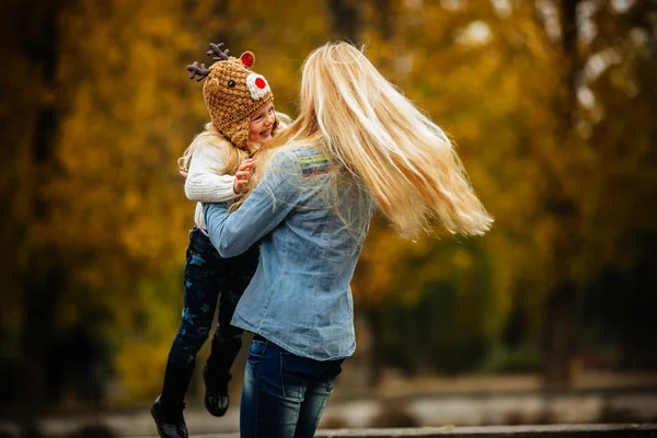 Mor med dotter i höstparken — Stockfoto