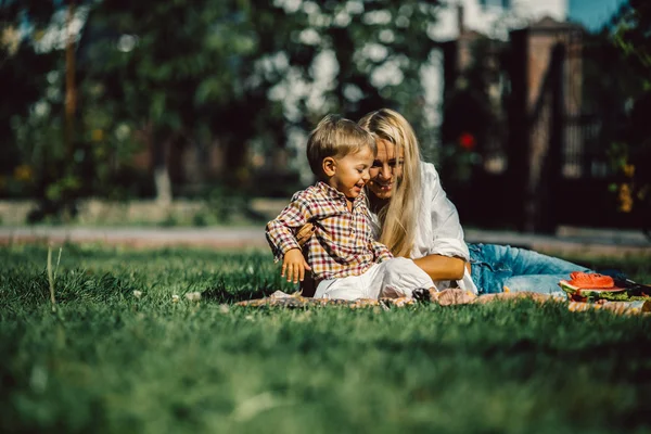 Çocuklar ile anne — Stok fotoğraf