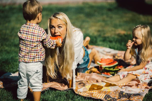 Mamma med barn — Stockfoto