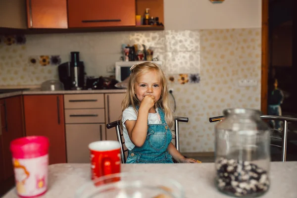 Дочь на кухне — стоковое фото