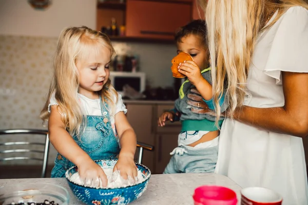 Mather avec les enfants — Photo