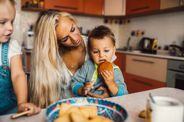 Mother with kids on kitchen — Stock Photo, Image