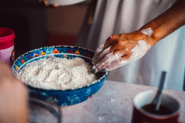 Mãos na farinha — Fotografia de Stock