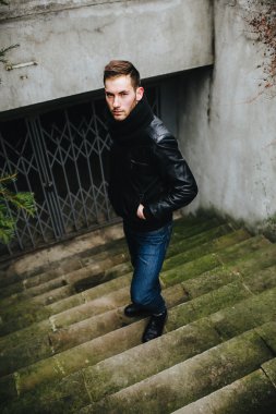 Selvedge kotla poz veren kendinden emin bir adam.