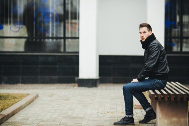Selvedge kotla poz veren kendinden emin bir adam.