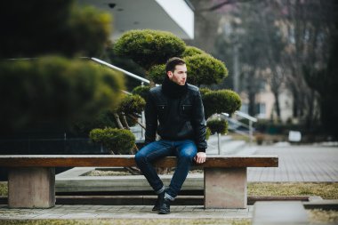 Selvedge kotla poz veren kendinden emin bir adam.