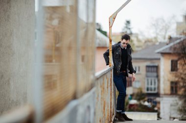 Selvedge kotla poz veren kendinden emin bir adam.