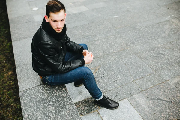 Homem confiante posando em jeans selvedge — Fotografia de Stock