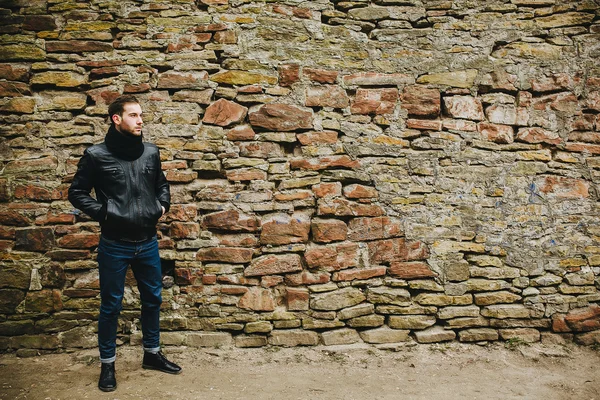 Homem confiante posando em jeans selvedge — Fotografia de Stock