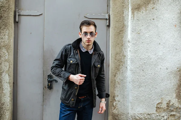 Homem confiante posando em jeans selvedge — Fotografia de Stock