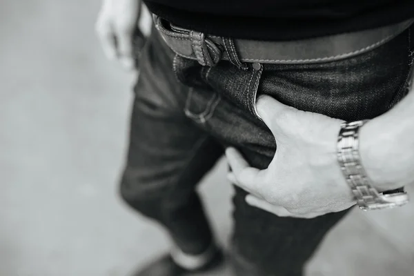 Уверенный в себе человек, позирующий в джинсах "selvedge" — стоковое фото