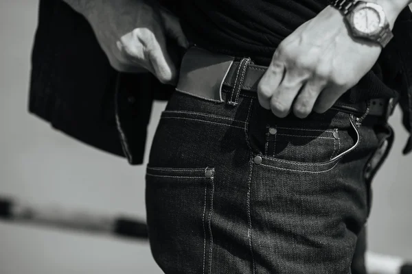 Homem confiante posando em jeans selvedge — Fotografia de Stock