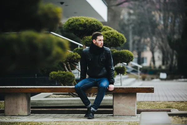 Homem confiante posando em jeans selvedge — Fotografia de Stock