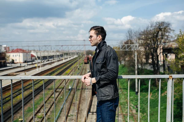 Uomo sicuro di sé posa in jeans cimosa — Foto Stock