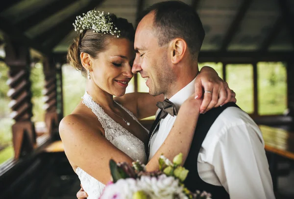 Hochzeitspaar zusammen — Stockfoto