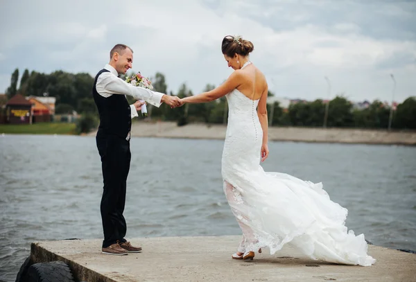 Pareja en muelle — Foto de Stock