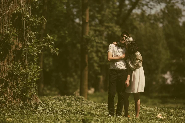 Mooi paar in park — Stockfoto