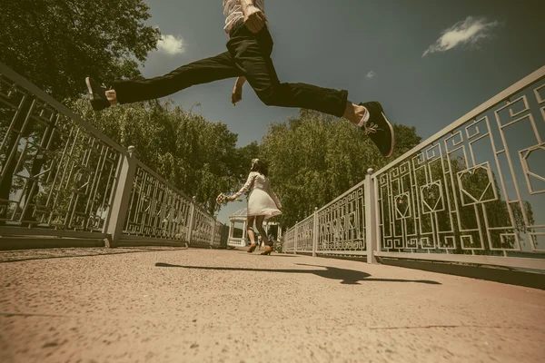 Beau couple sur le pont — Photo