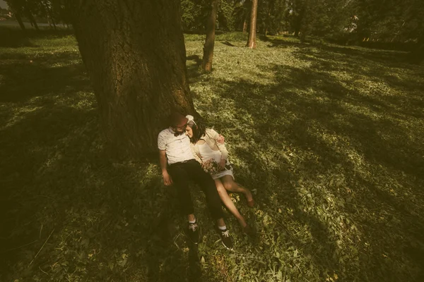Красивая пара в парке — стоковое фото