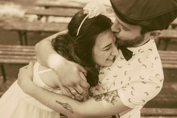 Hermosa pareja en el parque —  Fotos de Stock