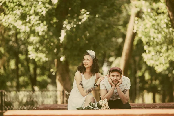 Belo casal no parque — Fotografia de Stock