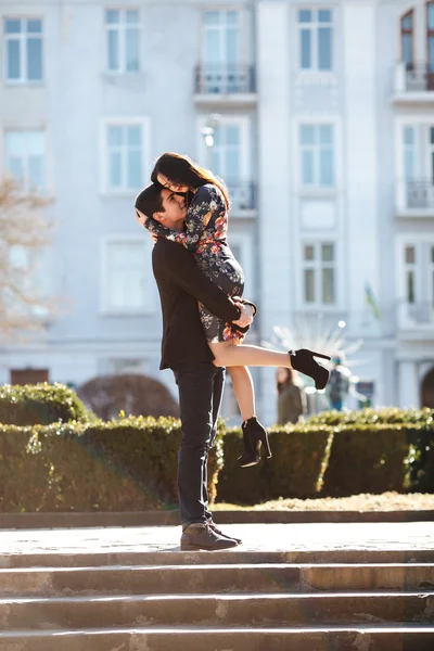 Pareja en el fondo de la ciudad —  Fotos de Stock