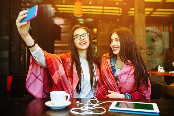 Två nära vänner gör selfie i caféet — Stockfoto