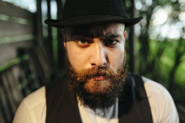 adam bir hangara bastırılmış ışık ile