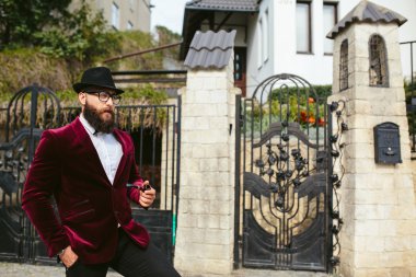 bir sakallı zengin adam iş düşünüyorsun