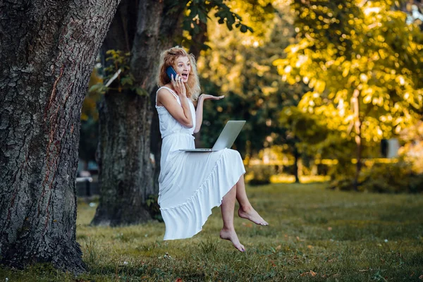 Chica levita en la naturaleza —  Fotos de Stock