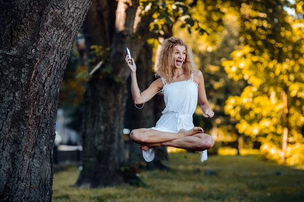 Girl levitates in nature — Stock Photo, Image