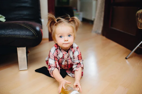 Zoete babymeisje, zittend op de vloer — Stockfoto