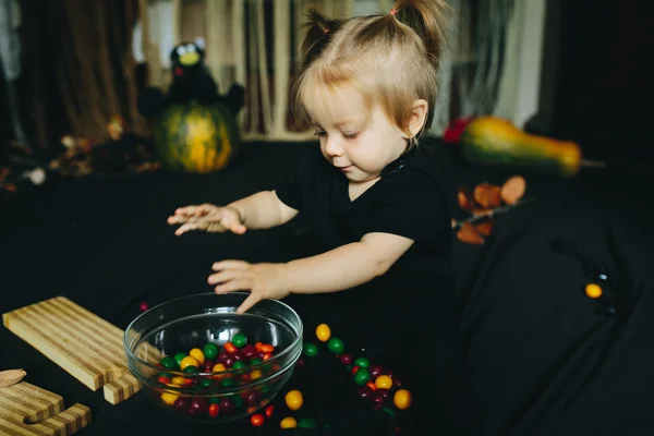 Niña jugando en una bruja — Foto de Stock