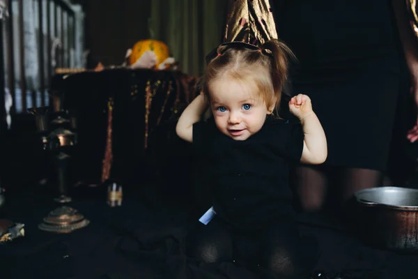 Niña jugando en una bruja — Foto de Stock