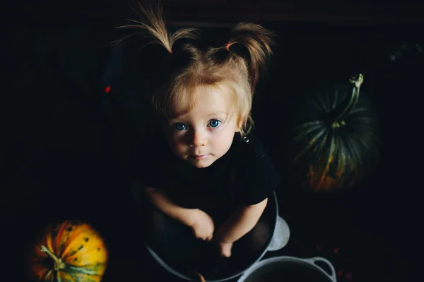 Mała dziewczynka gra w czarownica — Zdjęcie stockowe