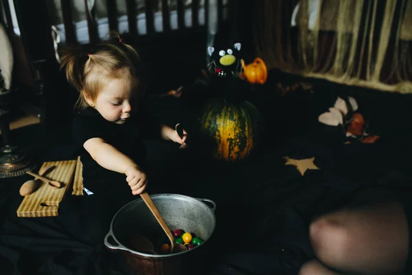 Niña jugando en una bruja — Foto de Stock