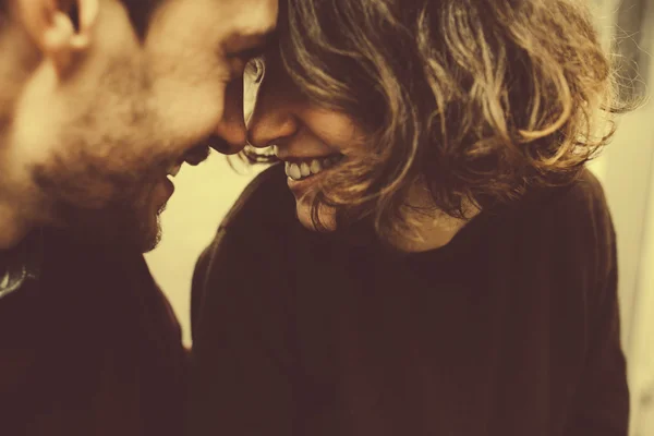 Vintage çift hugs ve gülüyor