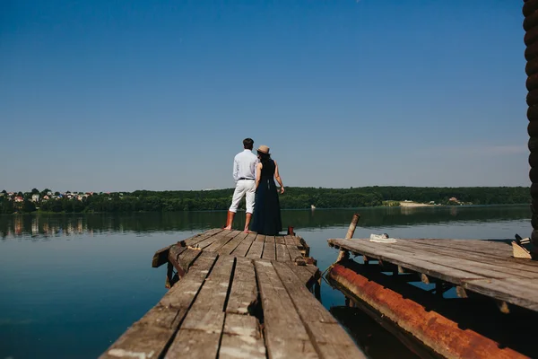 Étreinte homme et femme dans l'amour sur jetée en bois — Photo